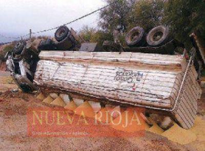 Vuelcan dos camiones de gran porte en las rutas provinciales