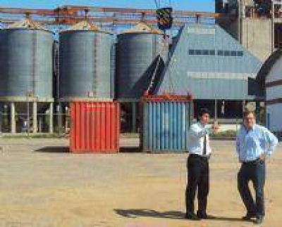 Parti� desde el Puerto de Formosa barcaza con 90 toneladas de piso de palo santo
