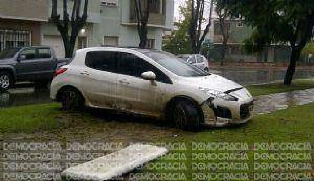Con tres accidentes, la lluvia caus� problemas en las calles de la Ciudad