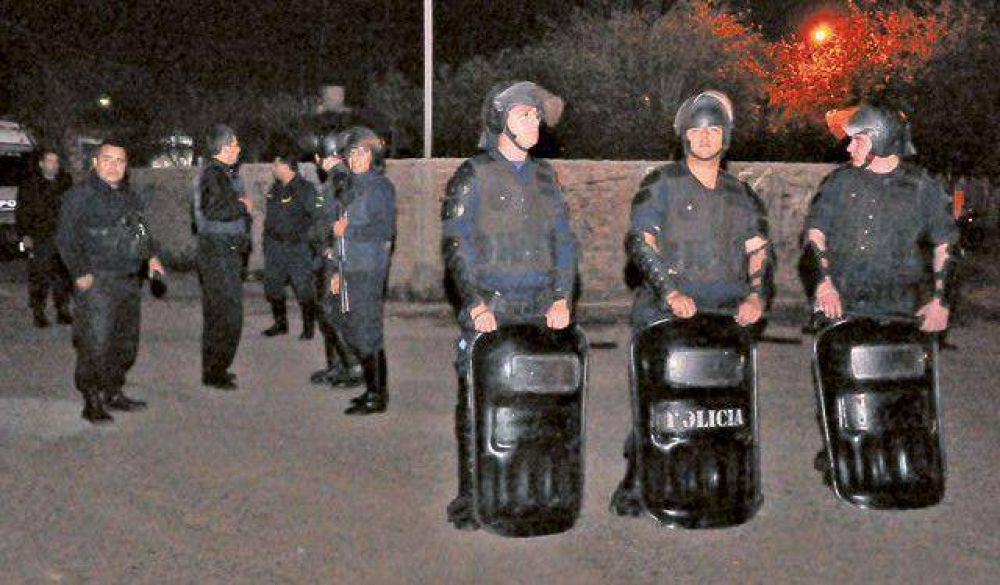 Por la muerte del joven apu�alado en una plaza hubo una batalla campal