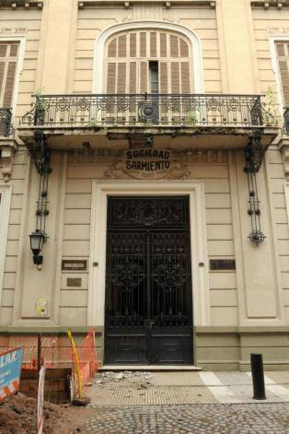 Defensa Civil urge a la Sociedad Sarmiento a reparar el edificio