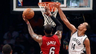 Con LeBron encendido, los Heat quedan a un paso de ganar la serie