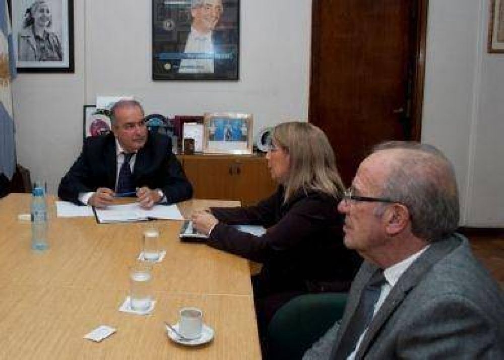 Lopez se reuni� con autoridades de la UNT
