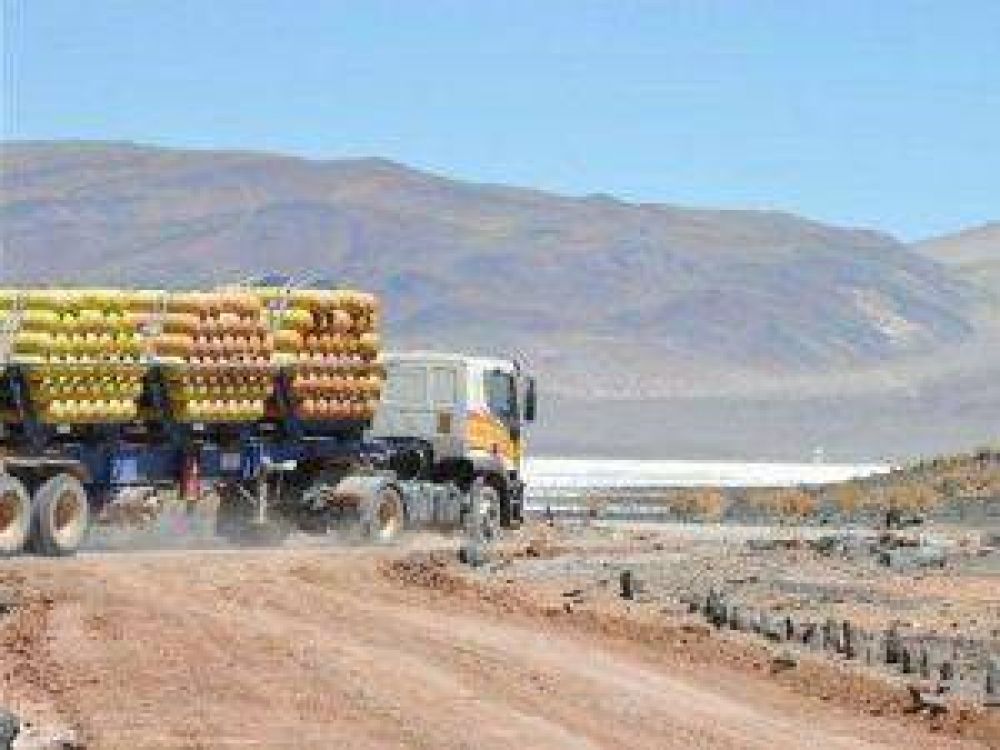 Dos fallecidos al volcar un cami�n en el Salar del Hombre Muerto