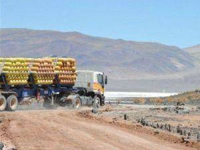 Dos fallecidos al volcar un cami�n en el Salar del Hombre Muerto