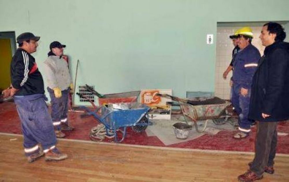 Trabajos de reacondicionamiento en el gimnasio municipal Juan Bautista Rocha