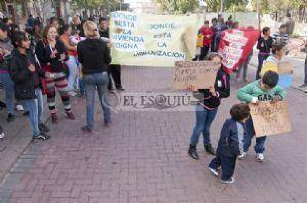 Familias del Parque Sur reclaman por servicios de agua y energ�a