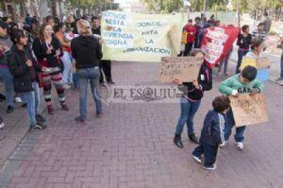 Familias del Parque Sur reclaman por servicios de agua y energ�a
