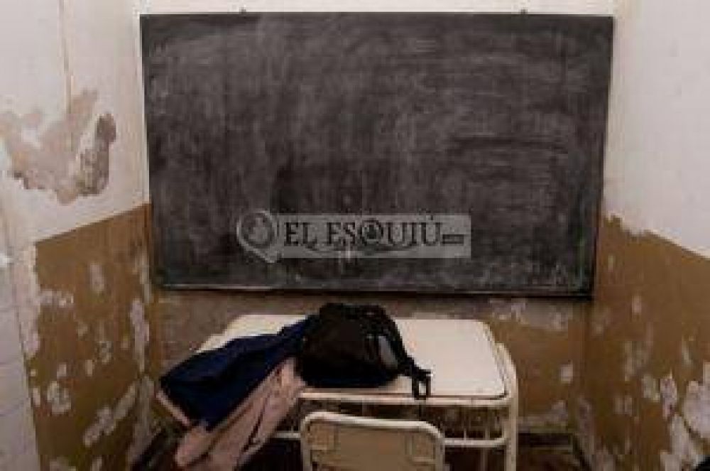 La comunidad de la Escuela de Sordos pidi� volver a su edificio tradicional