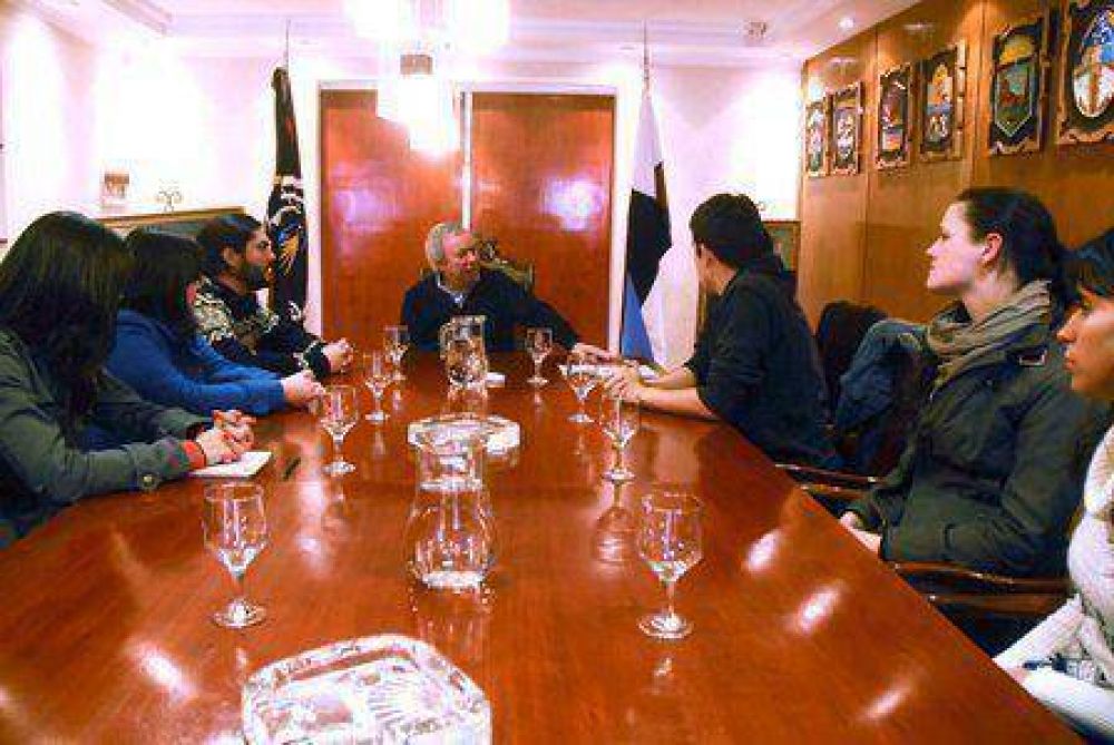 Peralta recibi� a estudiantes de Recursos Naturales