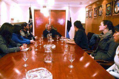 Peralta recibi� a estudiantes de Recursos Naturales