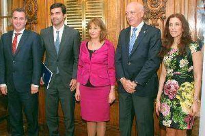 La gobernadora y Gils Carb� unir�n esfuerzos contra el narcotr�fico y el lavado de dinero