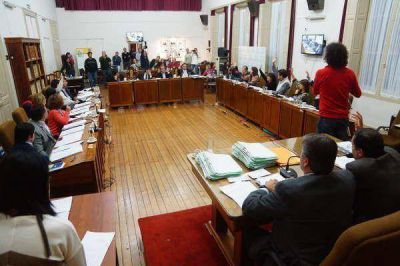 MARAT�NICA SESI�N EN EL CONCEJO