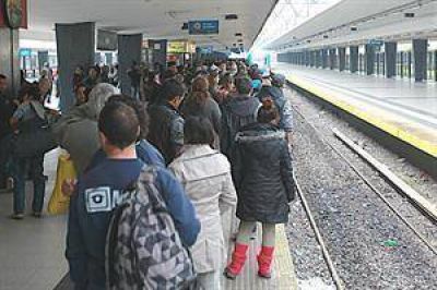 Tren Sarmiento: miles de usuarios afectados en el segundo d�a de protesta
