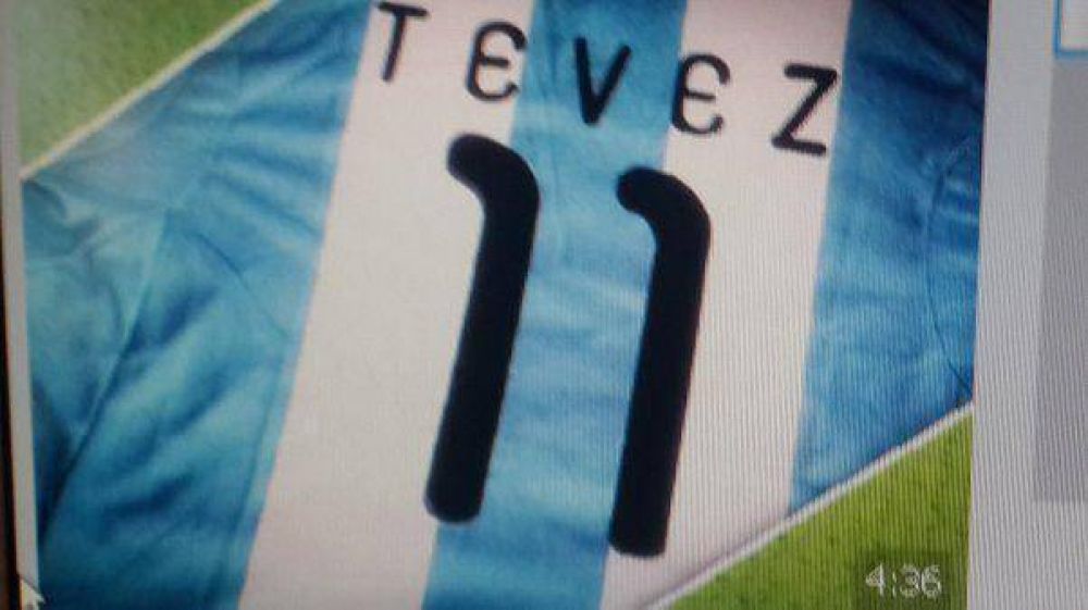 �Carlos Tevez al Mundial? Su camiseta apareci� en la televisaci�n oficial