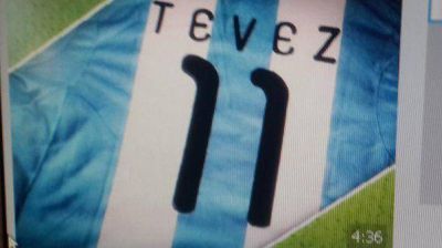 �Carlos Tevez al Mundial? Su camiseta apareci� en la televisaci�n oficial