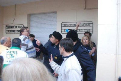 Registro Civil: forcejeos entre polic�as y trabajadores en la protesta de la Intersindical