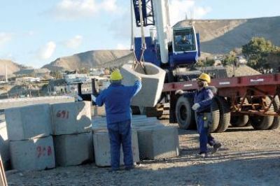 Provincia avanza con la construcci�n del muro costero en Km. 3
