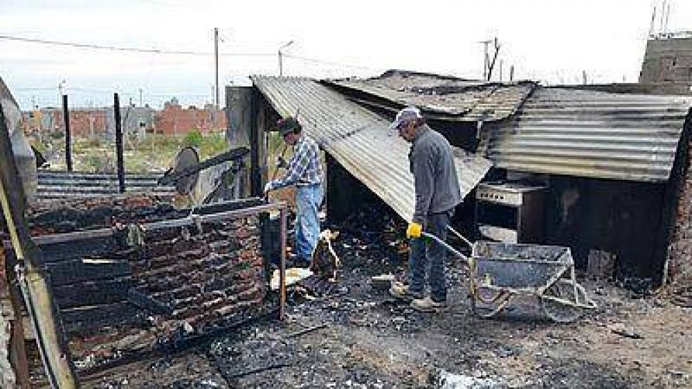 Reconstruyen vivienda incendiada en el �rea 12