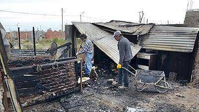 Reconstruyen vivienda incendiada en el �rea 12