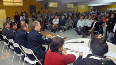 Hugo V�squez abucheado por vecinos que debat�an sobre la inseguridad