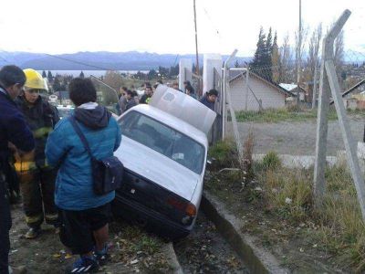 Una mujer sufri� politraumatismos varios al terminar el auto que manejaba en una zanja