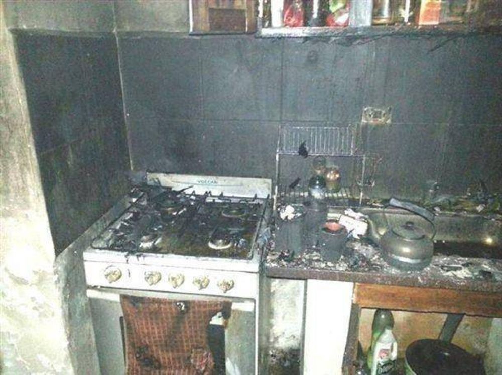 Da�os totales produjo un incendio en un departamento de calle Artigas