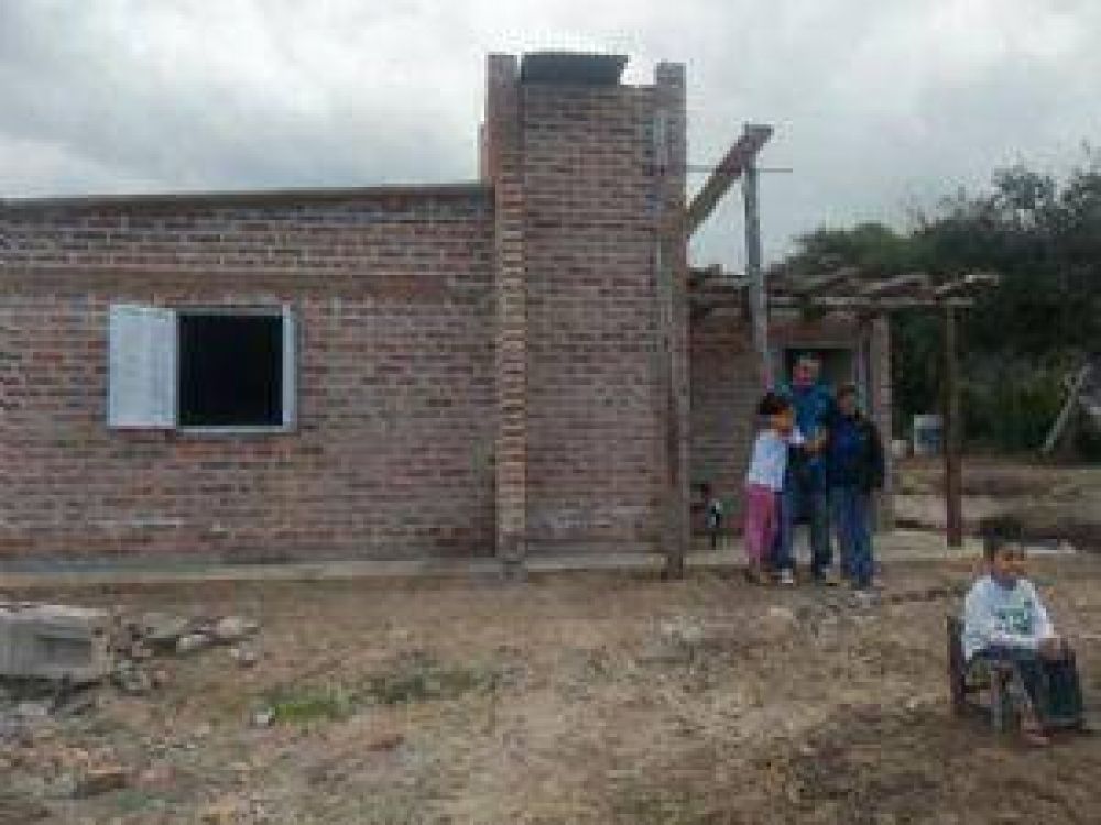 Una docena de familias recibir�n soluciones habitacionales