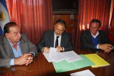 Firman contrato para importantes obras viales