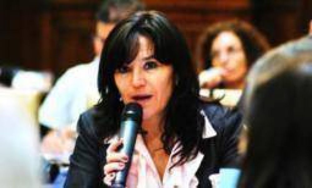 La oposici�n tild� el aumento de sueldos de �enga�a pichanga�