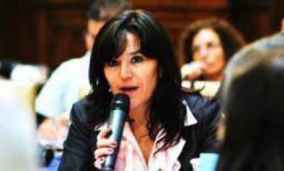 La oposici�n tild� el aumento de sueldos de �enga�a pichanga�