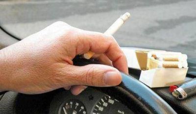 Quieren prohibir que se fume al manejar