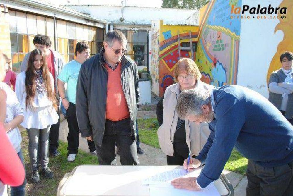 Curetti firm� la licitaci�n para la obra de mejoramiento de la Escuela Media de Pradere