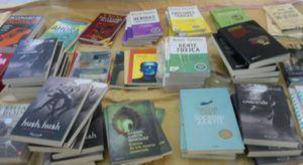  Incautan libros que vend�an a bajo precio