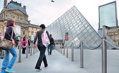 China env�a polic�as para que protejan a sus turistas en Par�s