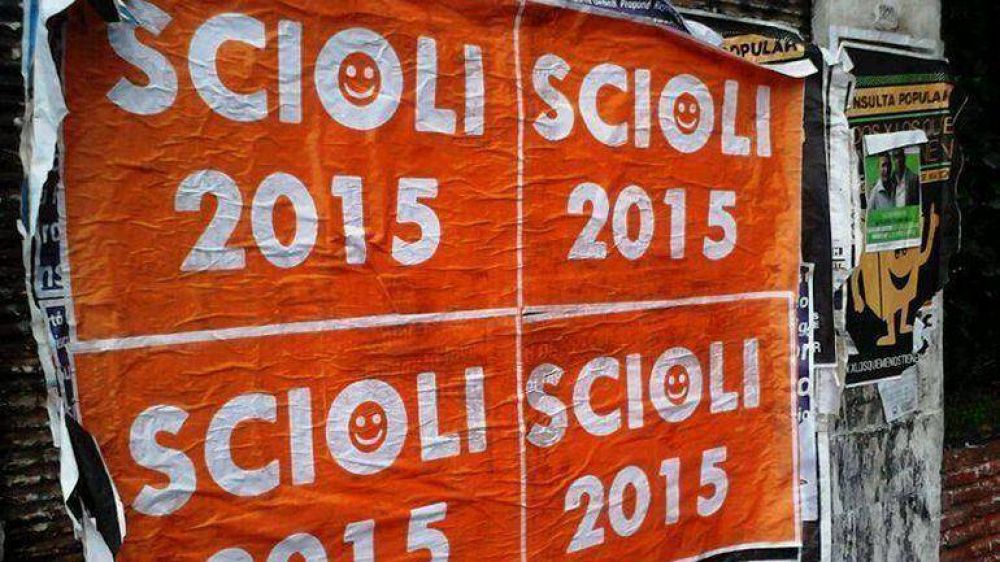 El microcentro porte�o amaneci� empapelado con afiches de Scioli 2015