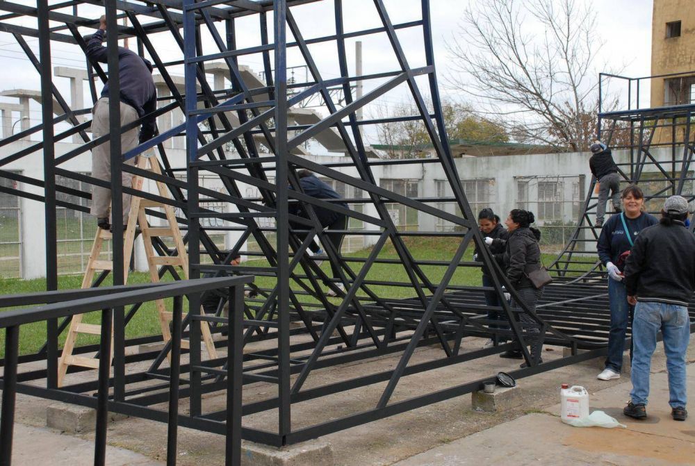 Reparan pista de skateboard y reacondicionan anfiteatro municipal