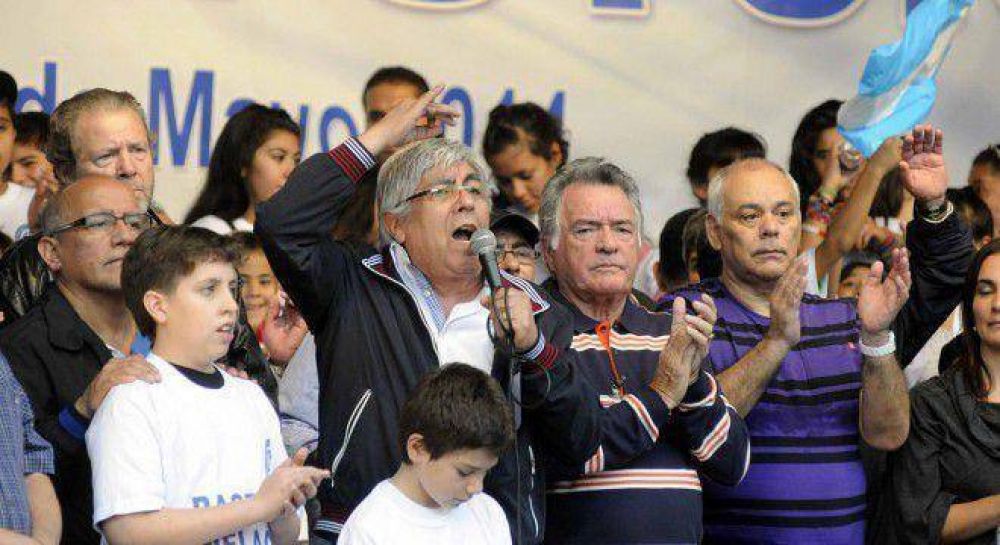 Con lo justo, Moyano y Barrionuevo tuvieron su acto en la Plaza contra Cristina