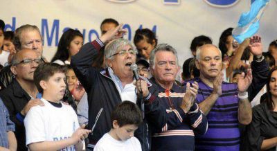 Con lo justo, Moyano y Barrionuevo tuvieron su acto en la Plaza contra Cristina