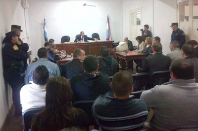 Los polic�as acusados de sedici�n permanecer�n detenidos hasta el juicio