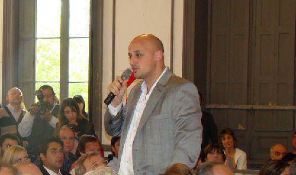 En medio de una crisis pol�tica, hoy Arag�n renuncia en Sociales