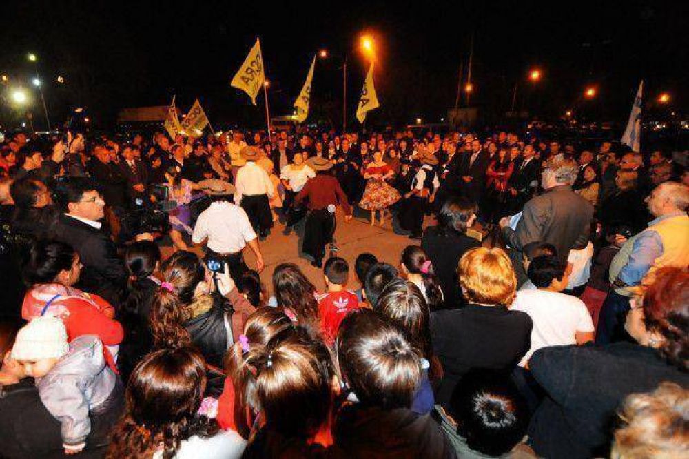 El gobernador inaugur� 13 cuadras de pavimento con iluminaci�n y doble carril