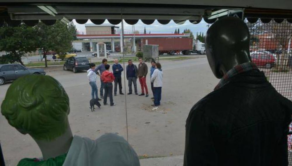 Vecinos y comerciantes, a merced de las pandillas