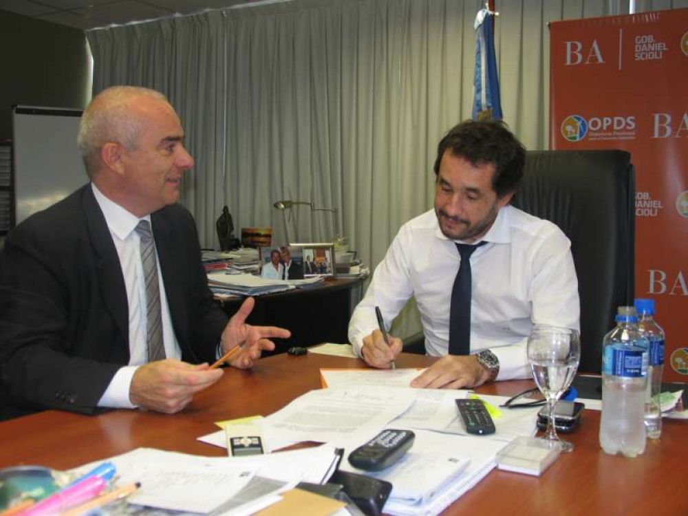 Echeverr�a firm� convenio con la OPDS
