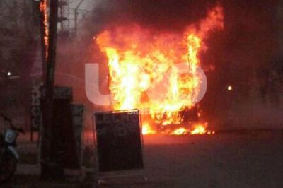 El fuego consumi� un coche de la L�nea 18