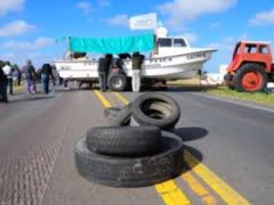 Pescadores: Se levant� el corte en Monte Hermoso y en la ma�ana se definir� si contin�an con la medida