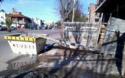 Quejas por una obra que bloquea una vereda