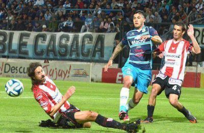 Gimnasia de Jujuy no pudo con Instituto y sigue en el descenso