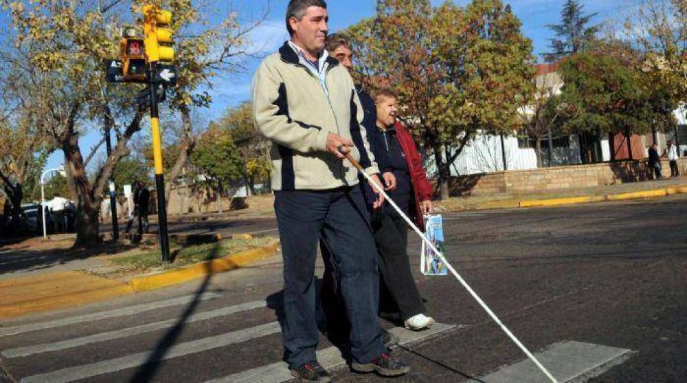 Instalaron un semforo para ciegos frente a escuela de Godoy Cruz