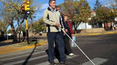 Instalaron un sem�foro para ciegos frente a escuela de Godoy Cruz